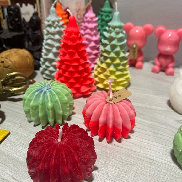 Flowers candles lots of different colors and designs - Picture 7 of 11